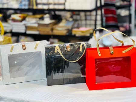 صنق هدية شنتة بوجه شفاف واسع مع يد
